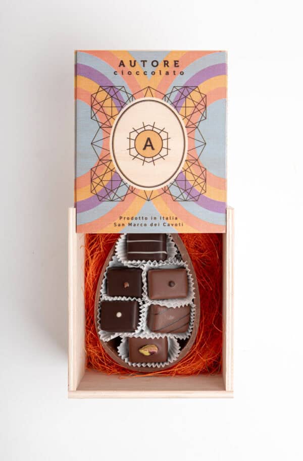 GUSCIO DI CIOCCOLATO RIPIENO CON CROCCANTINO CON PRALINE E OVETTI - immagine 2