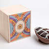 GUSCIO DI CIOCCOLATO RIPIENO CON CROCCANTINO CON PRALINE E OVETTI