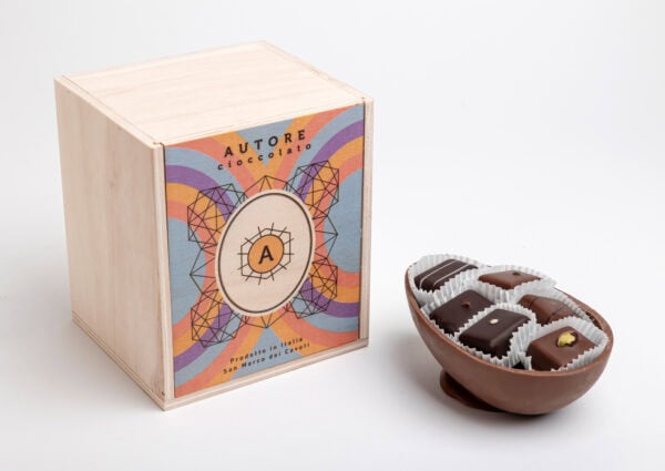 GUSCIO DI CIOCCOLATO RIPIENO CON CROCCANTINO CON PRALINE E OVETTI