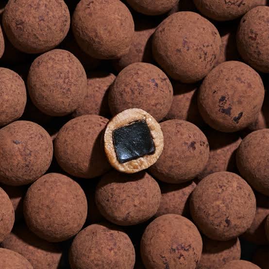 Tartufi al cacao con ripieno di cioccolato fondente tagliati