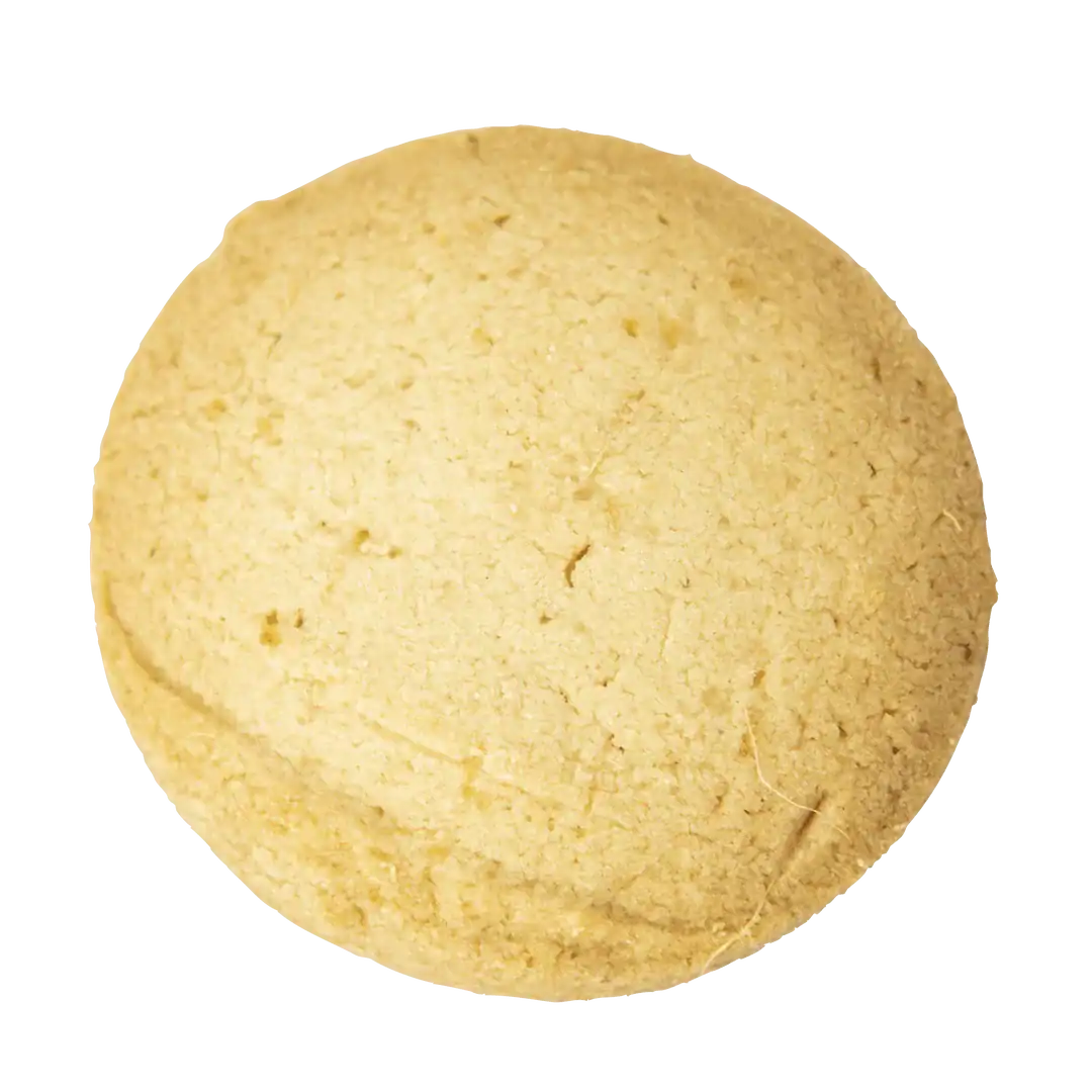 Biscotto rotondo dorato su sfondo bianco