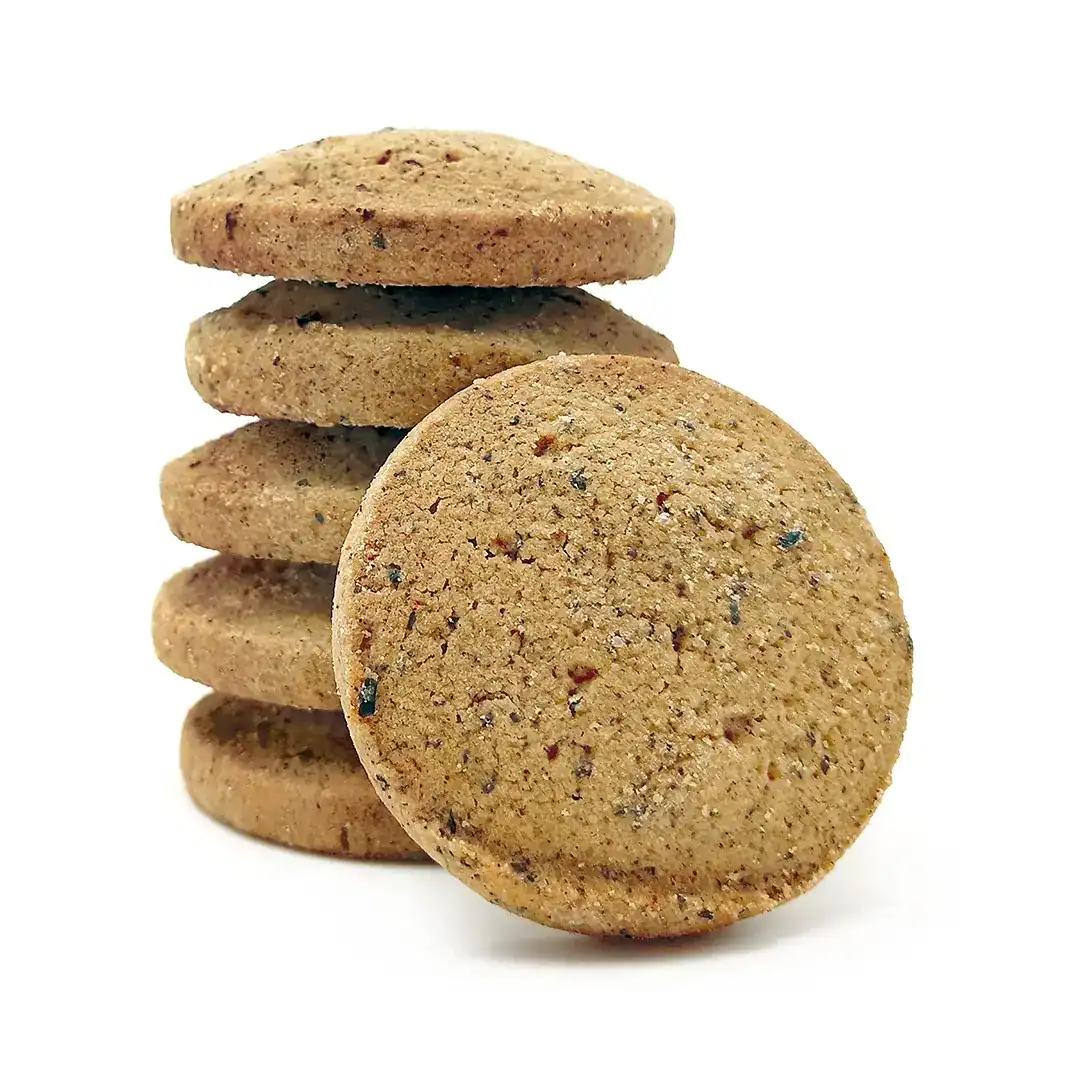 Pila di biscotti rotondi integrali su sfondo bianco